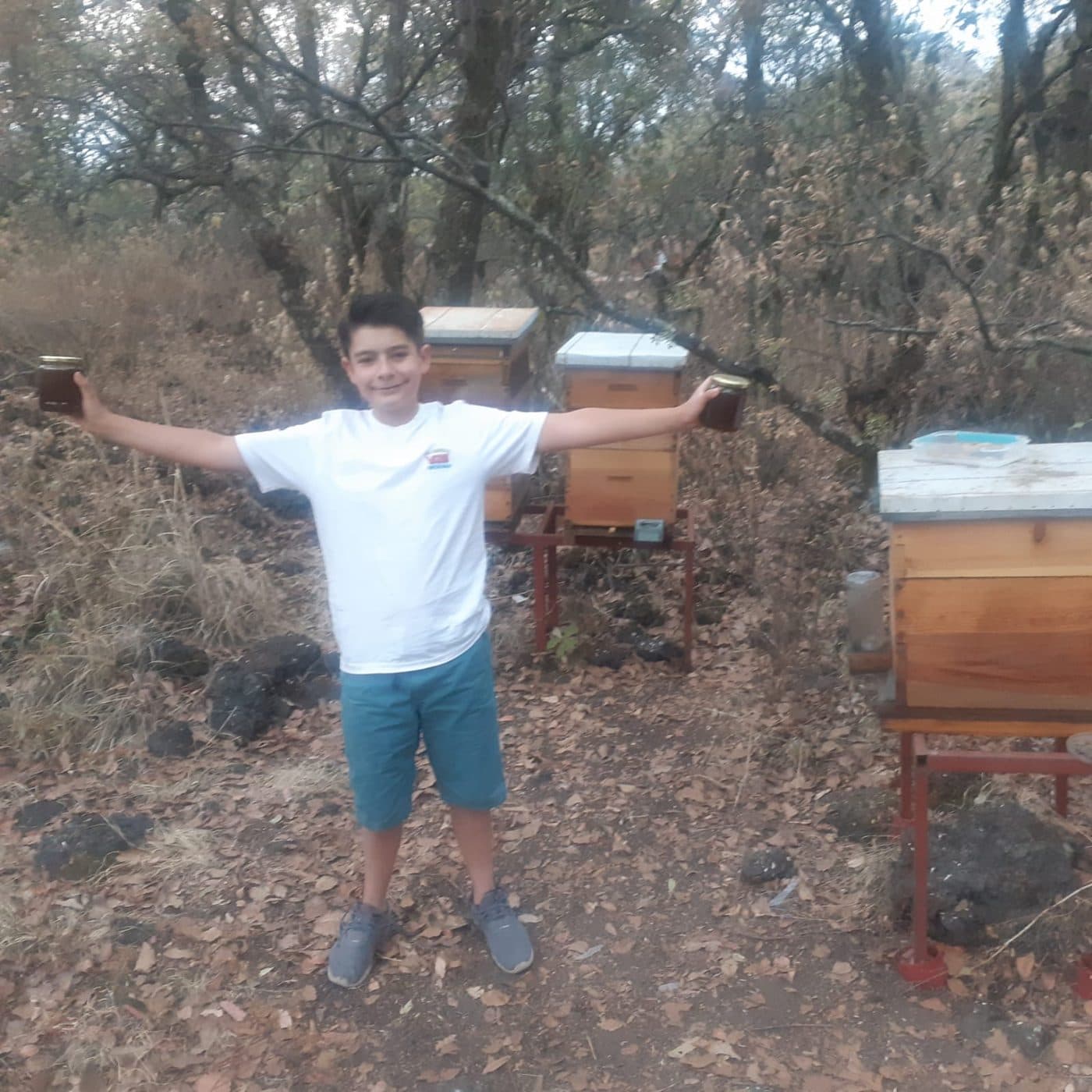 Un apicultor joven con la cosecha